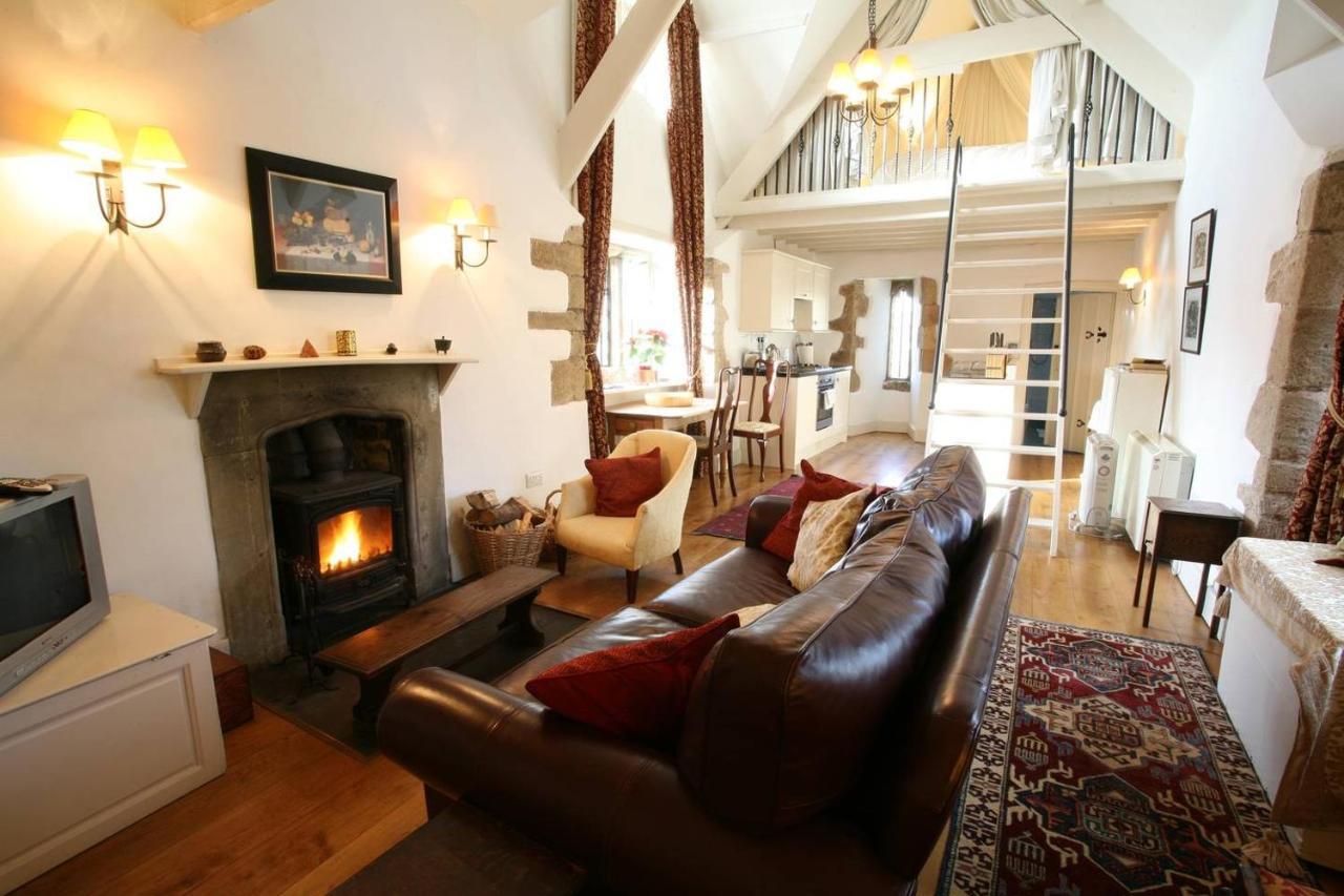 Welsh Gatehouse, Historic Castle Which Can Cater For Electric Vehicle Mathern 외부 사진