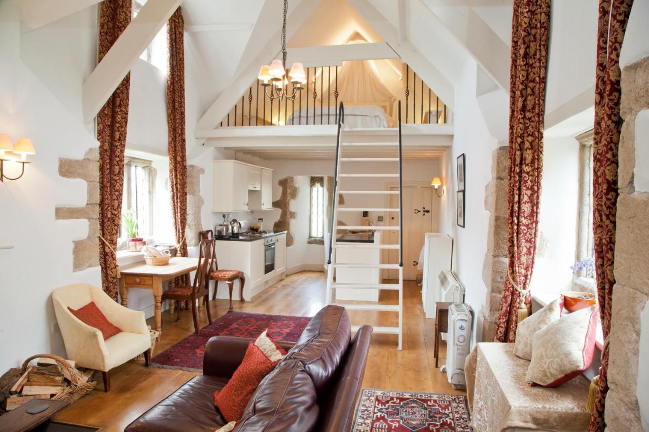 Welsh Gatehouse, Historic Castle Which Can Cater For Electric Vehicle Mathern 외부 사진