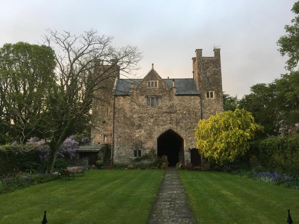 Welsh Gatehouse, Historic Castle Which Can Cater For Electric Vehicle Mathern 외부 사진