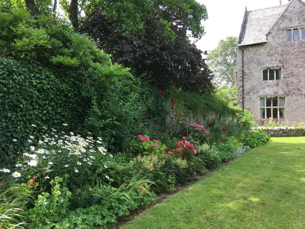 Welsh Gatehouse, Historic Castle Which Can Cater For Electric Vehicle Mathern 외부 사진