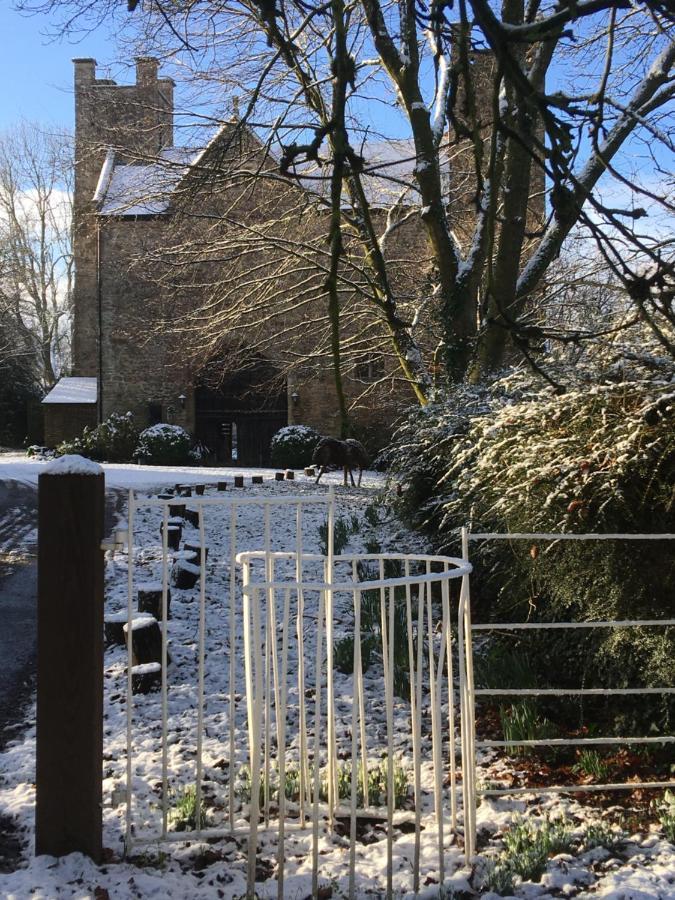 Welsh Gatehouse, Historic Castle Which Can Cater For Electric Vehicle Mathern 외부 사진