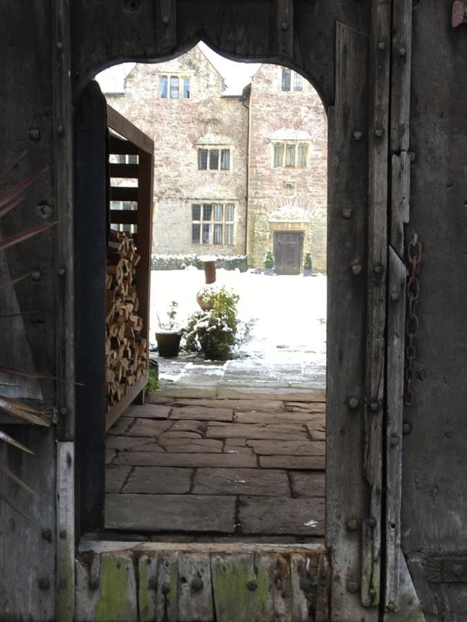 Welsh Gatehouse, Historic Castle Which Can Cater For Electric Vehicle Mathern 외부 사진