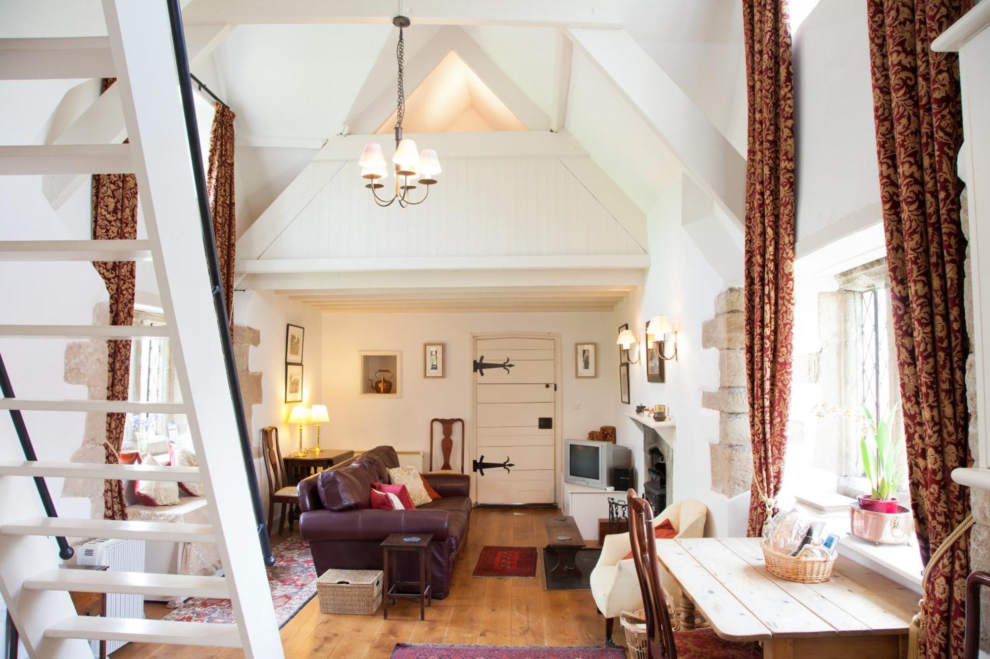 Welsh Gatehouse, Historic Castle Which Can Cater For Electric Vehicle Mathern 외부 사진