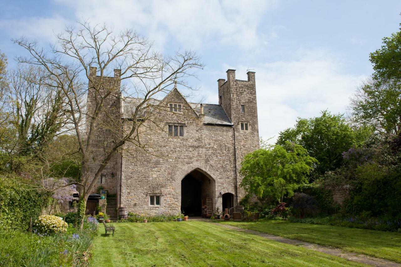 Welsh Gatehouse, Historic Castle Which Can Cater For Electric Vehicle Mathern 외부 사진